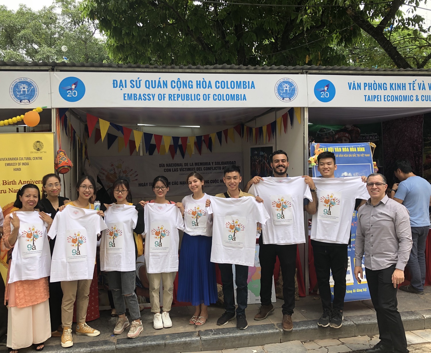 Embajada de Colombia en Vietnam conmemoró el Día de la Memoria y Solidaridad en el marco del Festival de Paz y Amistad de Hanói