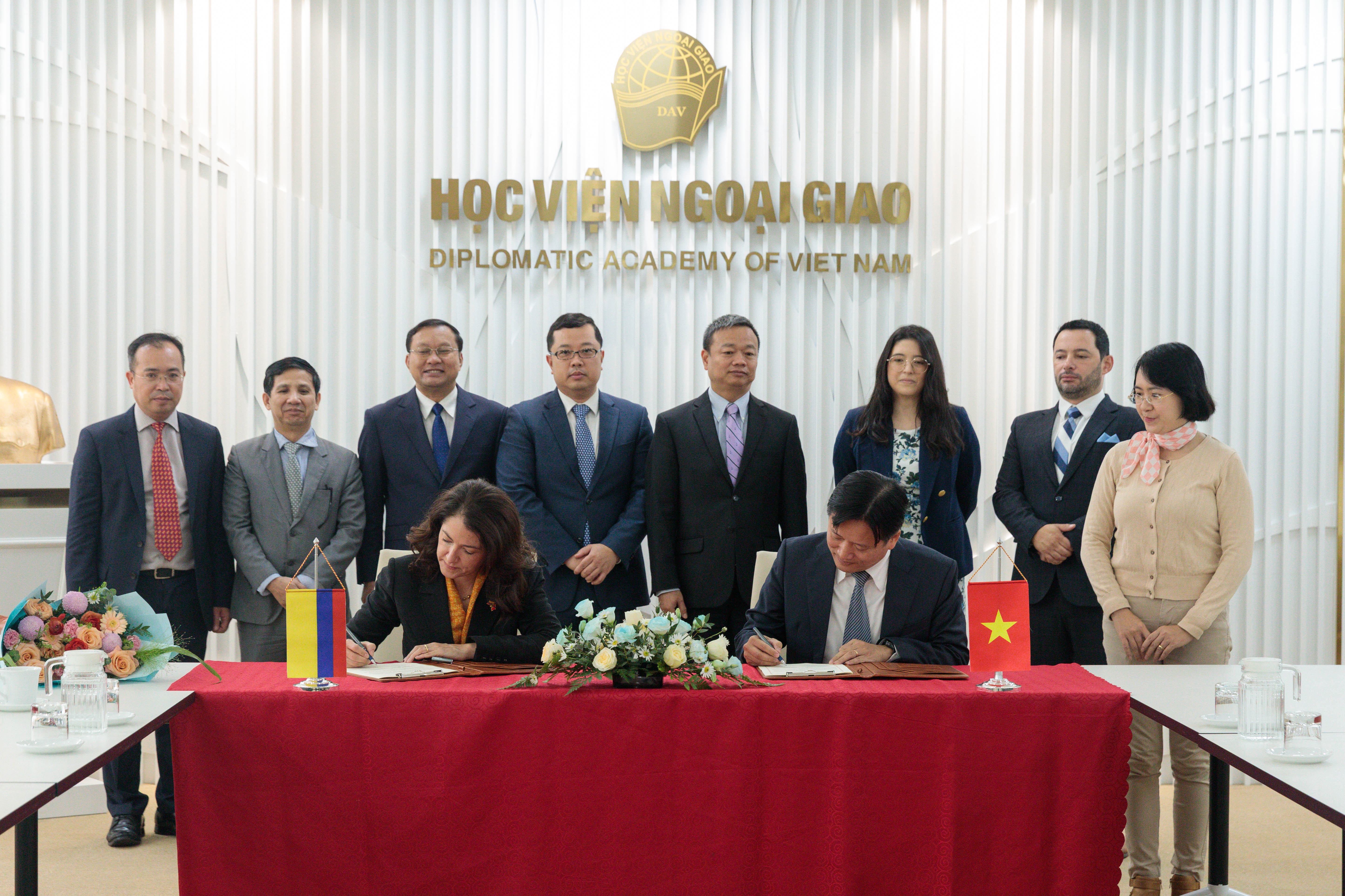 Colombia y Vietnam fortalecen su cooperación mediante la firma de un Memorando de Entendimiento entre Academias Diplomáticas.