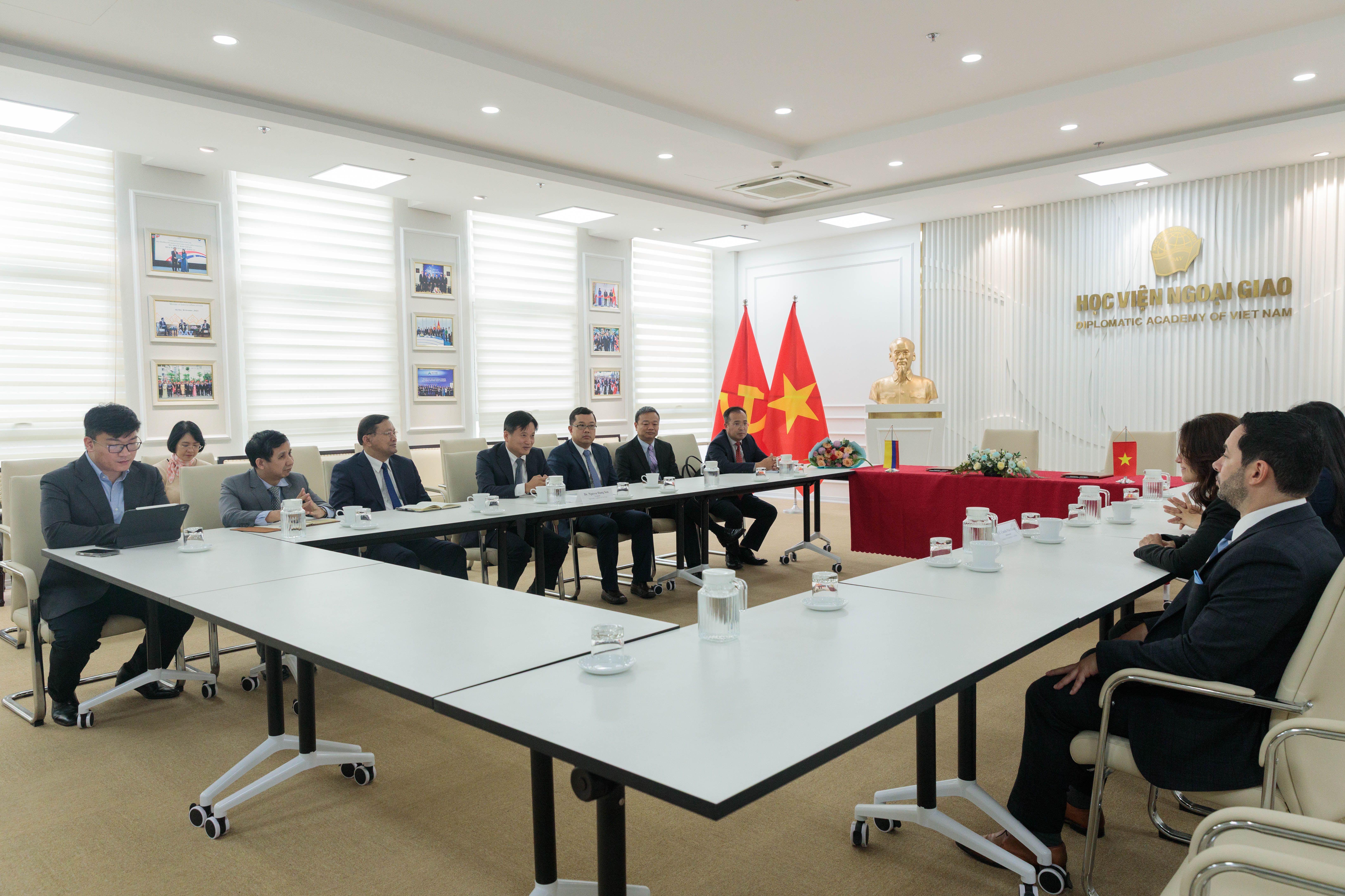 Colombia y Vietnam fortalecen su cooperación mediante la firma de un Memorando de Entendimiento entre Academias Diplomáticas.