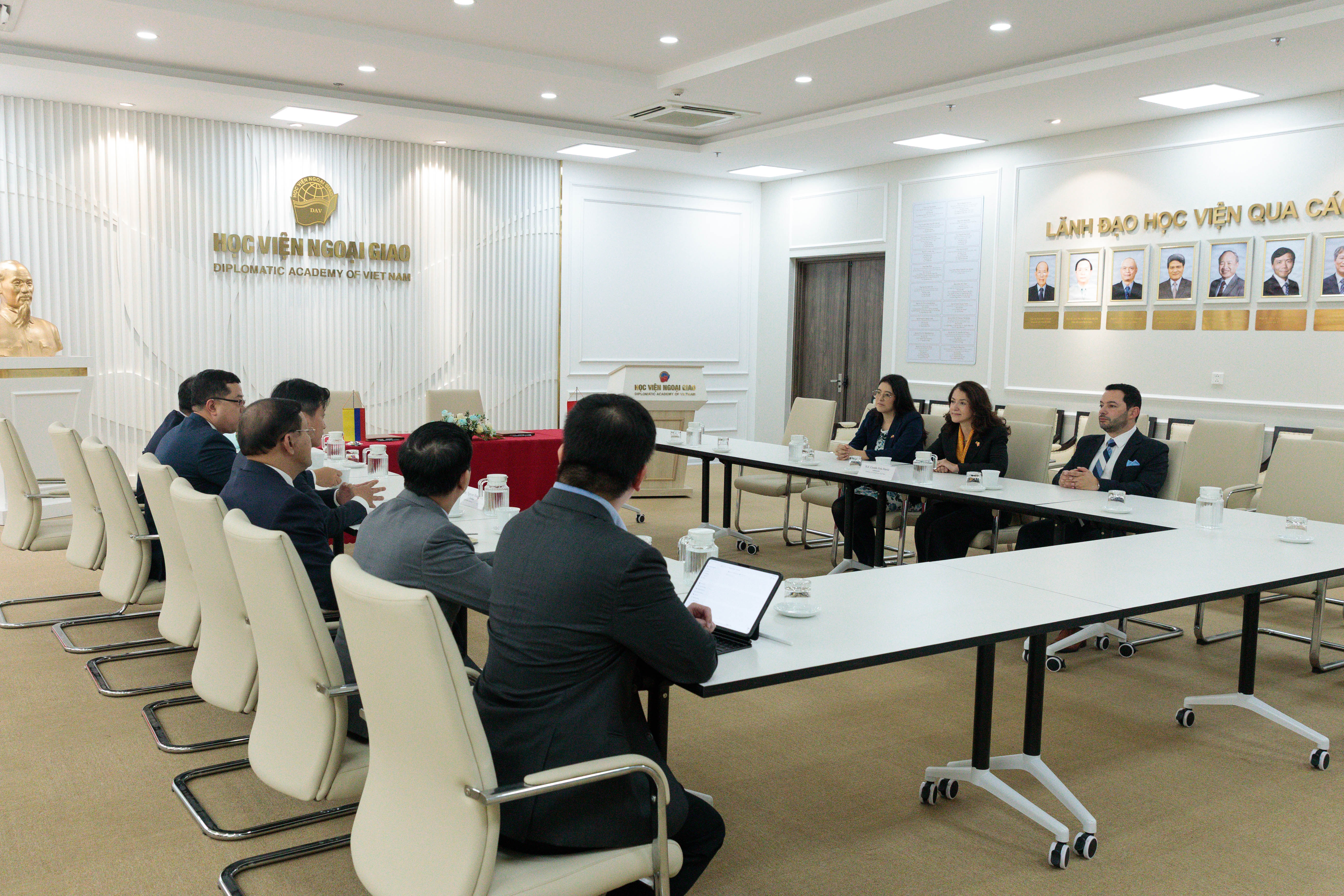 Colombia y Vietnam fortalecen su cooperación mediante la firma de un Memorando de Entendimiento entre Academias Diplomáticas.