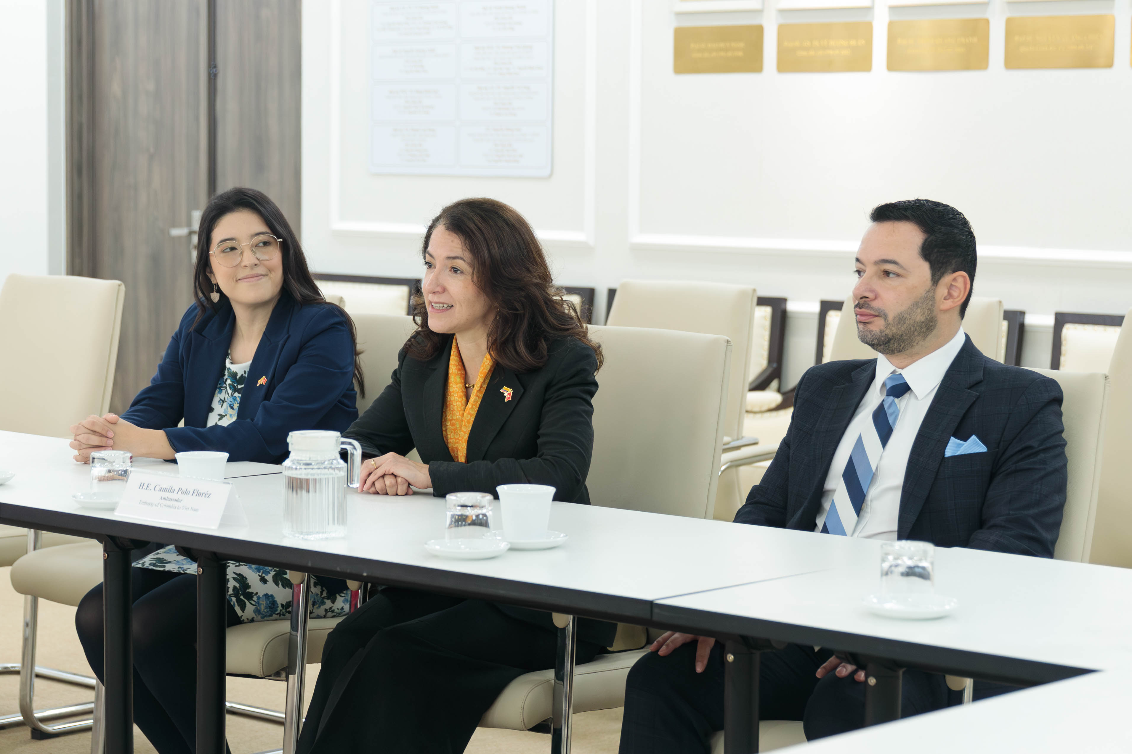 Colombia y Vietnam fortalecen su cooperación mediante la firma de un Memorando de Entendimiento entre Academias Diplomáticas.
