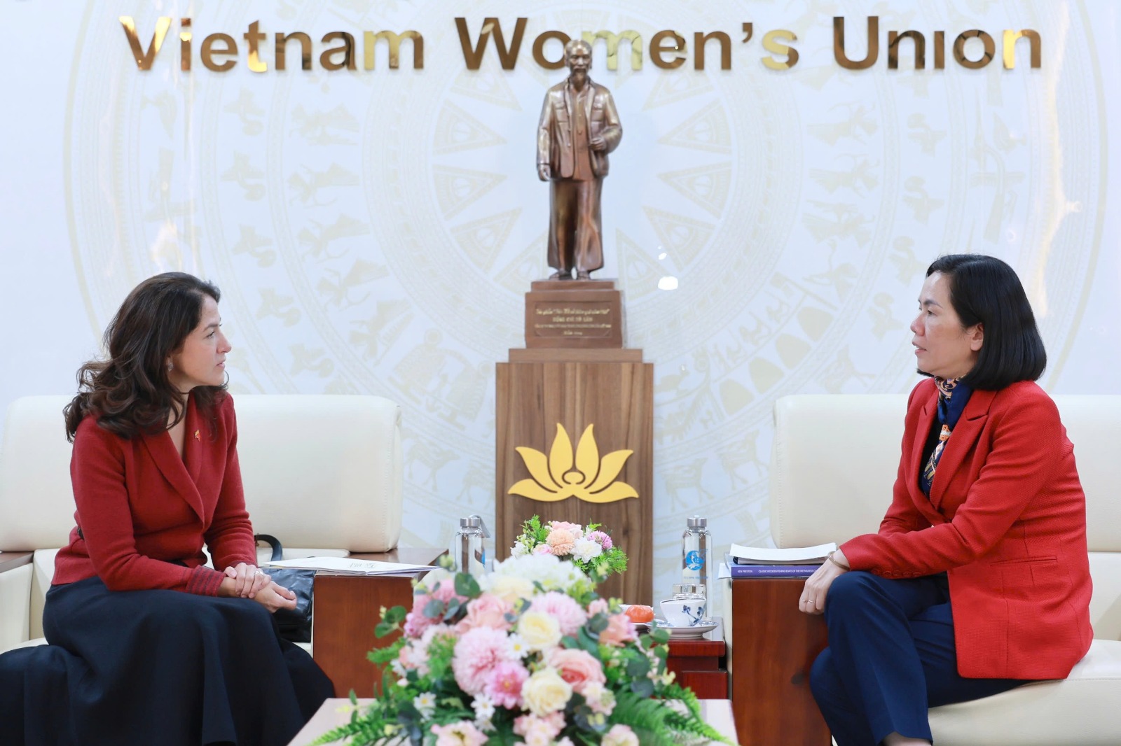 Hanói, Vietnam (22/01/2026). En el marco del fortalecimiento de las relaciones entre Colombia y Vietnam, la Embajadora de Colombia en la República Socialista de Vietnam, Camila Polo Flórez, realizó una visita oficial a la Unión de Mujeres de Vietnam, con el objetivo de explorar y fomentar el intercambio de experiencias y buenas prácticas en materia de igualdad de género y empoderamiento de las mujeres. La Unión de Mujeres de Vietnam, establecida desde 1930, desempeña un papel central en la formulación e im