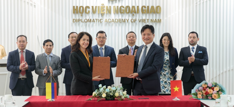 Colombia y Vietnam fortalecen su cooperación mediante la firma de un Memorando de Entendimiento entre Academias Diplomáticas.