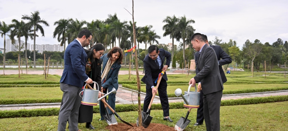 Colombia siembra árboles por la paz y la amistad en la ciudad de Hanoi