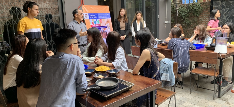  Con chocolate y choclo la Embajada de Colombia en Vietnam y la Universidad de Hanói conmemoraron el día español