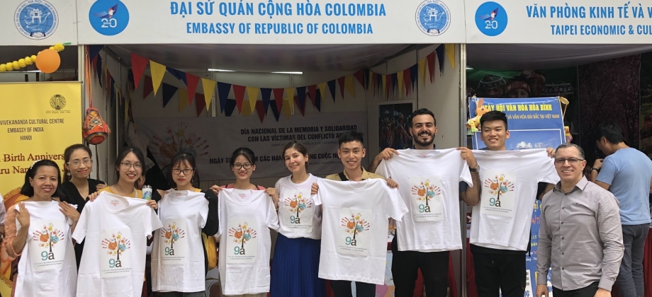 Embajada de Colombia en Vietnam conmemoró el Día de la Memoria y Solidaridad en el marco del Festival de Paz y Amistad de Hanói